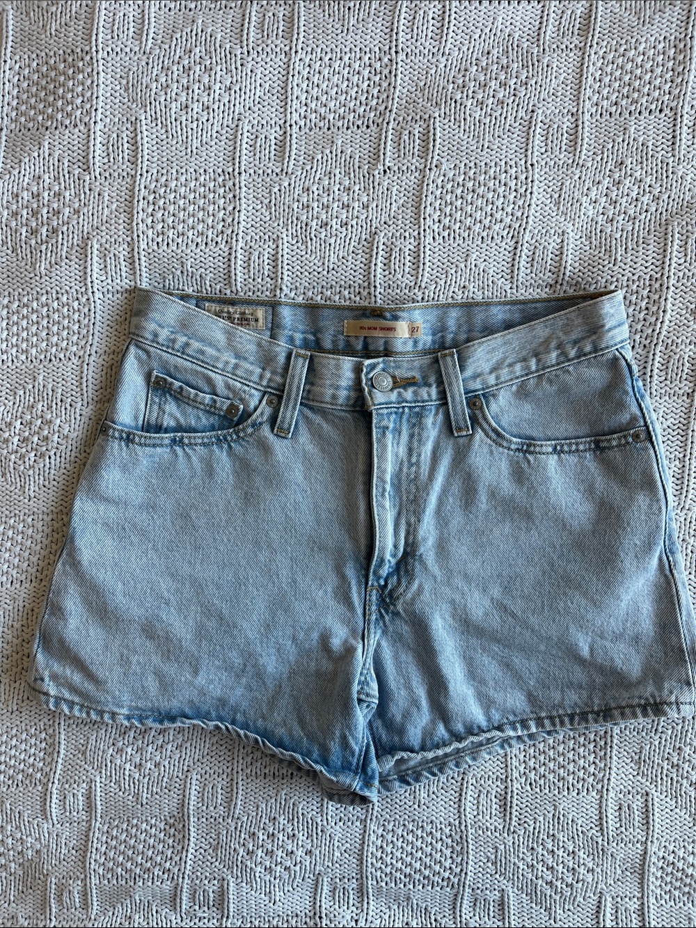Levi's Premium 80s Mom Women's Shorts in Don't Be Frayed Light Wash Sz 27